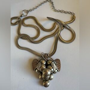 Elegant Silver Necklace with Leaf Design